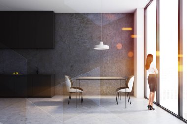 Masa ile beton mutfakta Kadın