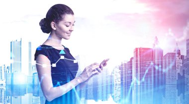Telefon, grafikler ile Gülümseyen iş kadını