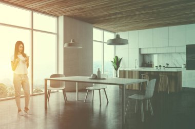 Beyaz mutfak köşesinde kadın