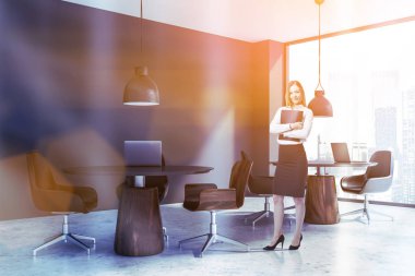 Gri çalışma ofisinde iş kadını