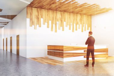 Beyaz ofis resepsiyonu yakınında adam