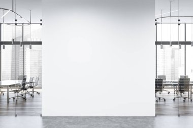 Duvar kadar sahte beyaz ahşap toplantı odası