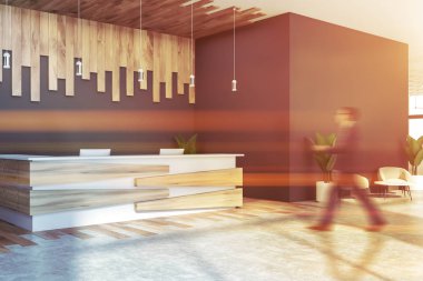 Gri resepsiyonun yakınında yürüyen adam