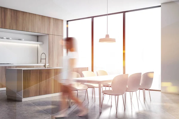 Vrouw wandelen in wit en hout keuken, tafel — Stockfoto