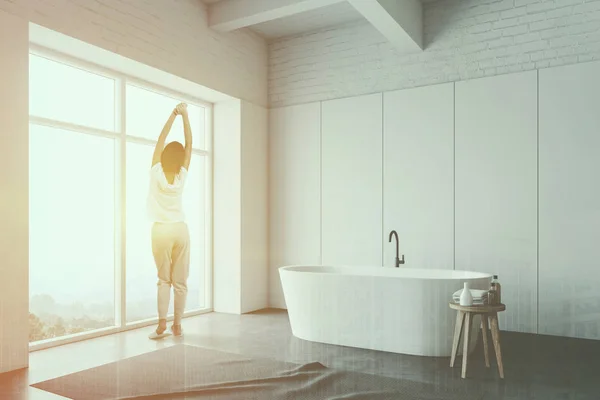 Mulher no banheiro branco com banheira — Fotografia de Stock