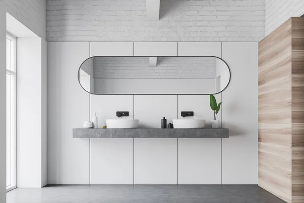 Біла та дерев'яна ванна кімната з подвійною раковиною — стокове фото