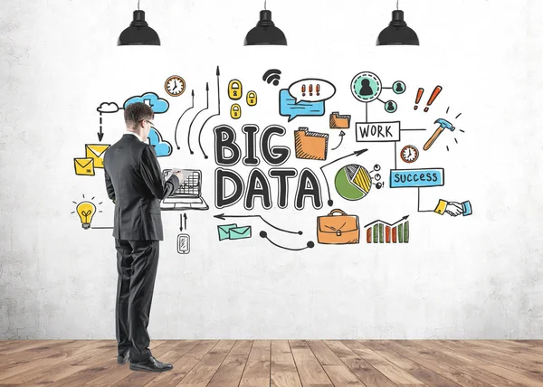 Uomo d'affari guardando schizzo big data — Foto Stock