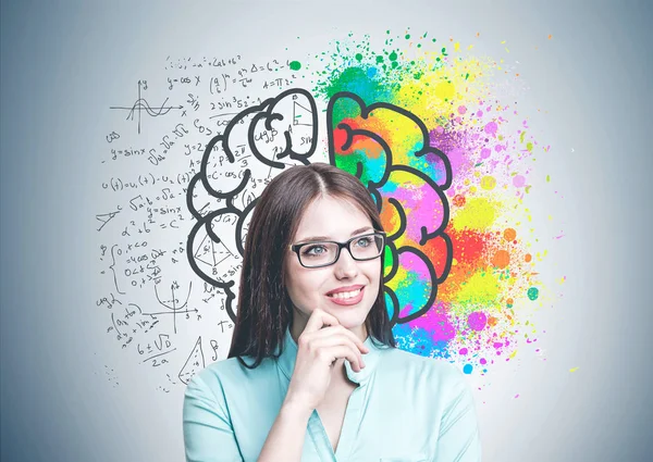 Mujer sonriente en gafas lluvia de ideas — Foto de Stock