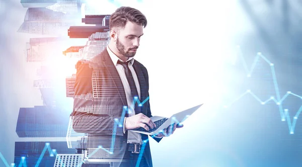 Seriöser Mann mit Laptop in der Stadt, Grafiken — Stockfoto