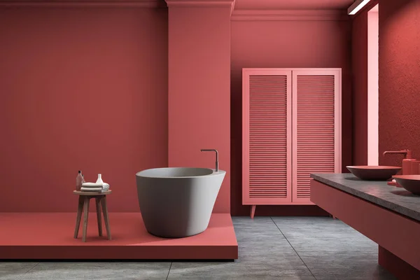 Rotes Badezimmer mit Kleiderschrank, Badewanne und Waschbecken — Stockfoto