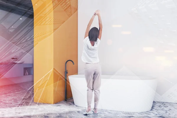 Kvinna i vitt och gult badrum — Stockfoto