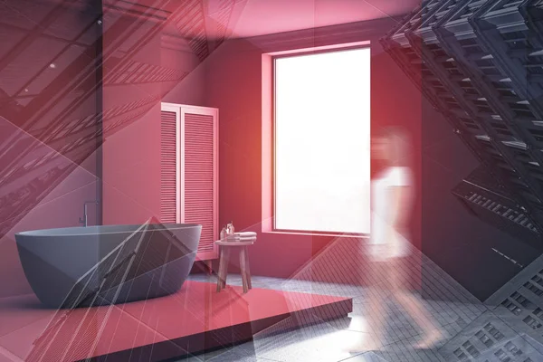 Frau läuft in rotem Badezimmer mit Badewanne — Stockfoto