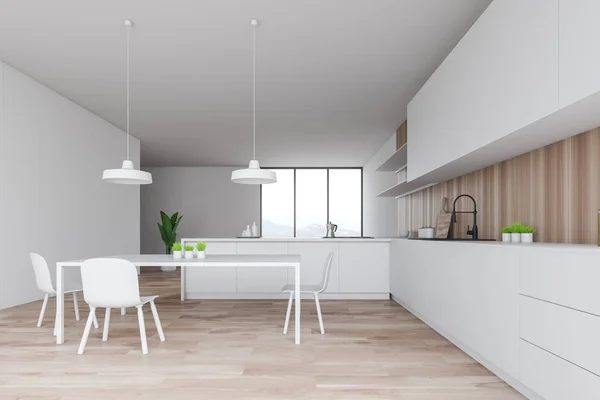 Küchenausstattung aus Weiß und Holz, Theke und Tisch — Stockfoto