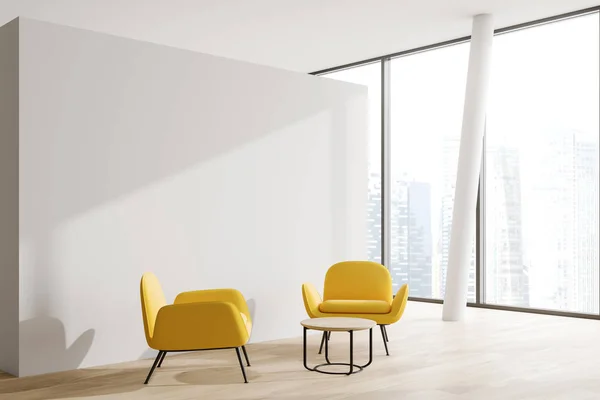 Fehér irodai váróterem sarok, sárga fotelek — Stock Fotó