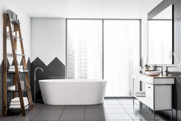 Fehér és szürke Loft fürdőszoba, kád és mosogató — Stock Fotó