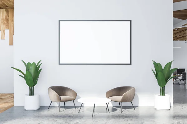 Sala d'attesa bianca, poltrone beige e poster — Foto Stock