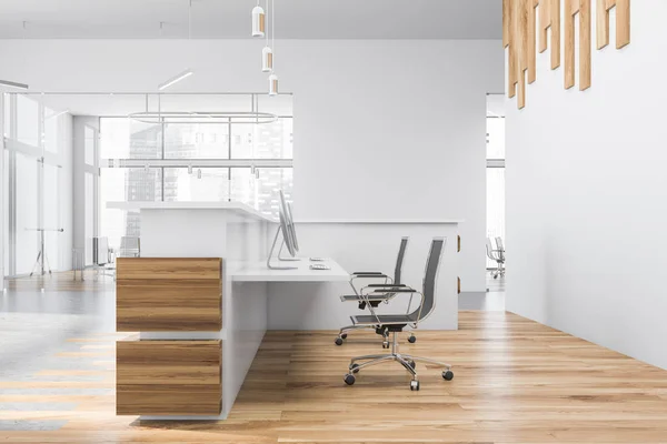 Moderna oficina blanca y de madera con recepción — Foto de Stock