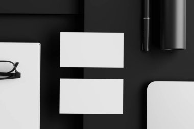 Siyah ofis masasında iki boş kartvizit