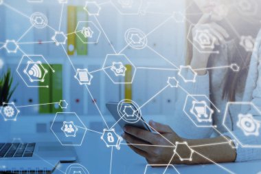 Ofiste telefon ile Kadın, internet simgeleri