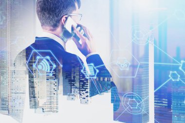 Ofiste telefon işadamı, internet simgeleri
