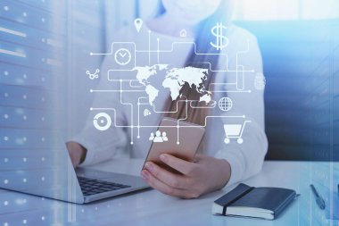 Telefon ve dizüstü bilgisayar ile Kadın, online ödeme