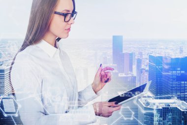 Tablet, dijital arayüz ile pensive kadın