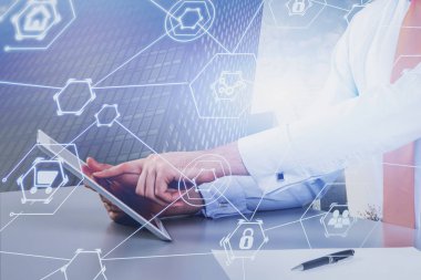 Şehirde tablet kullanan adam, iş simgeleri