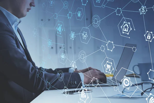 Ofiste yazan işadamı, internet simgeleri