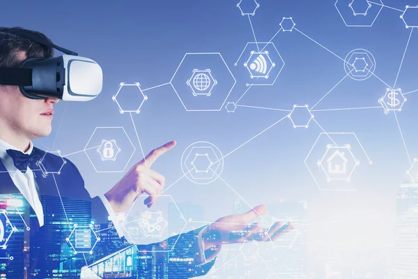 Pengusaha dengan kacamata VR, antarmuka bisnis — Stok Foto