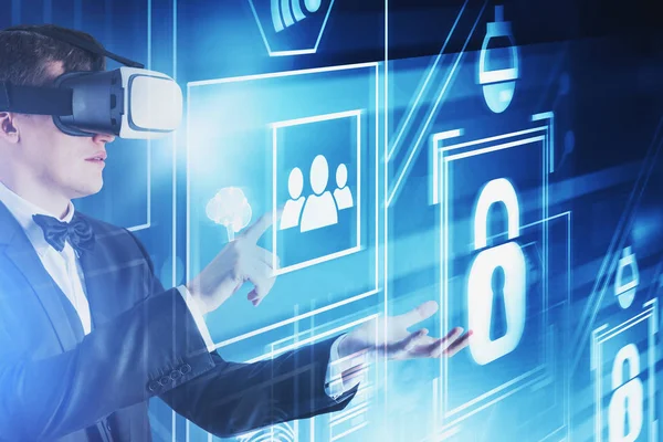 Az ember a VR-ben szemüveg, számítógépes biztonsági interfész — Stock Fotó