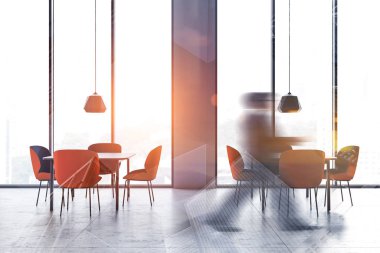 Şık restoranda yürüyen adam