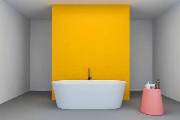 Biały i żółty łazienka wnętrze, wanna — Zdjęcie stockowe