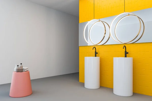 Biały i żółty kącik łazienkowy, Podwójna umywalka — Zdjęcie stockowe