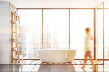 Beyaz panoramik banyoda yürüyen kadın