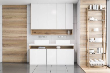 Beyaz kiremit ve ahşap banyo, lavabo ve raf