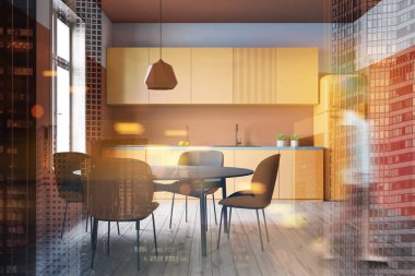 Turuncu mutfakta yürüyen kadın