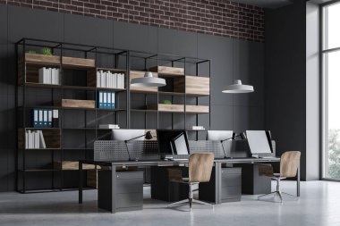 Gri ve tuğla açık alan ofis köşesi