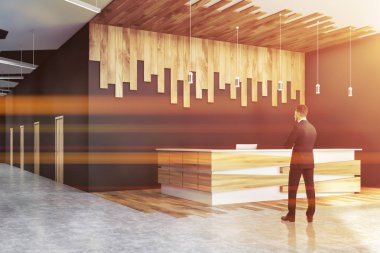 Gri ofis resepsiyonuna yakın adam