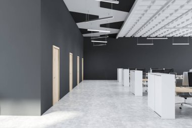 Beyaz tavan açık alan ofis kapılı