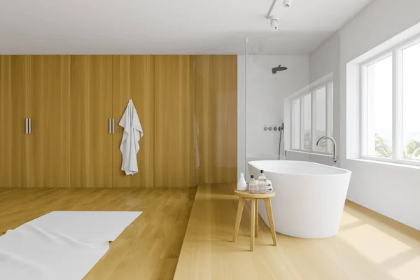Bílá a dřevěná koupelna s vanou a sprchou — Stock fotografie