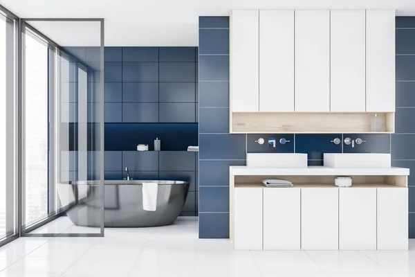 Azul azulejo baño interior, bañera y lavabos — Foto de Stock
