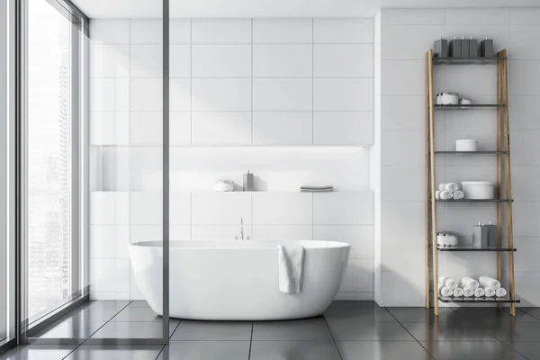 Interno bagno piastrellato bianco con vasca — Foto Stock