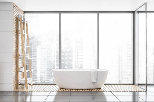 パノラマの白いタイルのバスルームのインテリア(浴槽付) — ストック写真