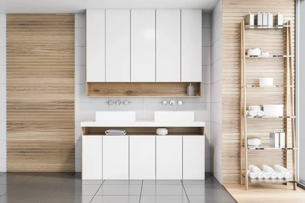 Badezimmer mit weißen Fliesen und Holz, Waschbecken und Regal — Stockfoto