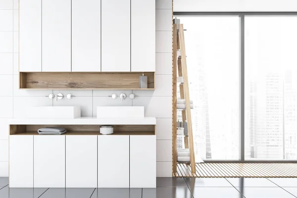 Biała płytka i drewniana łazienka na poddaszu, Podwójna umywalka — Zdjęcie stockowe