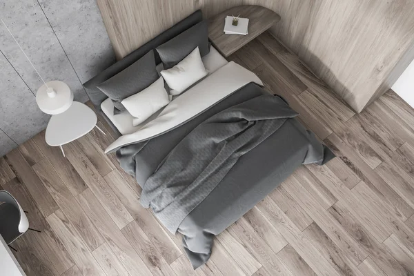 Blick von oben auf das Schlafzimmer aus Beton und Holz — Stockfoto
