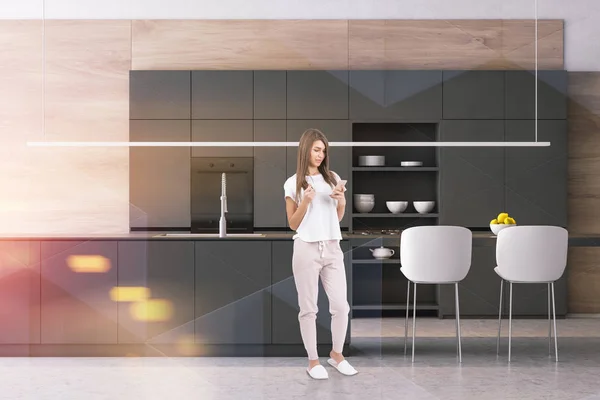 Mujer en cocina gris y de madera —  Fotos de Stock