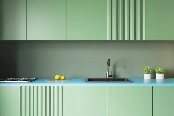 Зеленые столешницы на зеленой кухне — стоковое фото