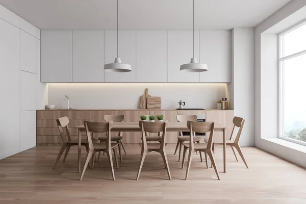 Białe wnętrze kuchni z drewnianym stołem — Zdjęcie stockowe