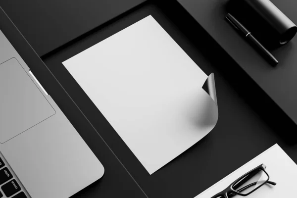 Diagonal mock up-pappersark på svart bord — Stockfoto